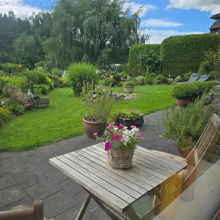 Mit Kleinem Garten 아파트 *