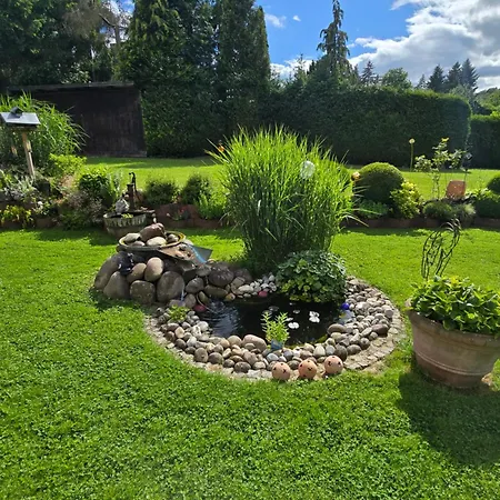Mit Kleinem Garten 아파트 *